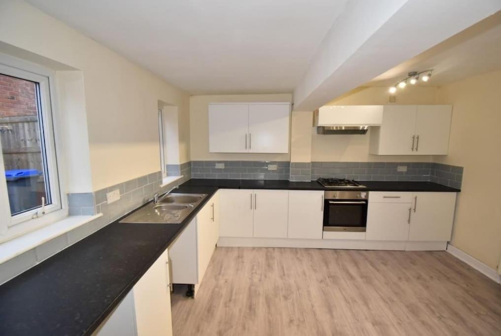 Cheerful 2-Bedroom Home With Off Street Parking Blackpool Eksteriør billede