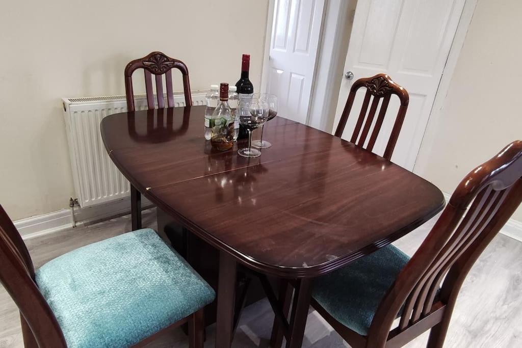 Cheerful 2-Bedroom Home With Off Street Parking Blackpool Eksteriør billede