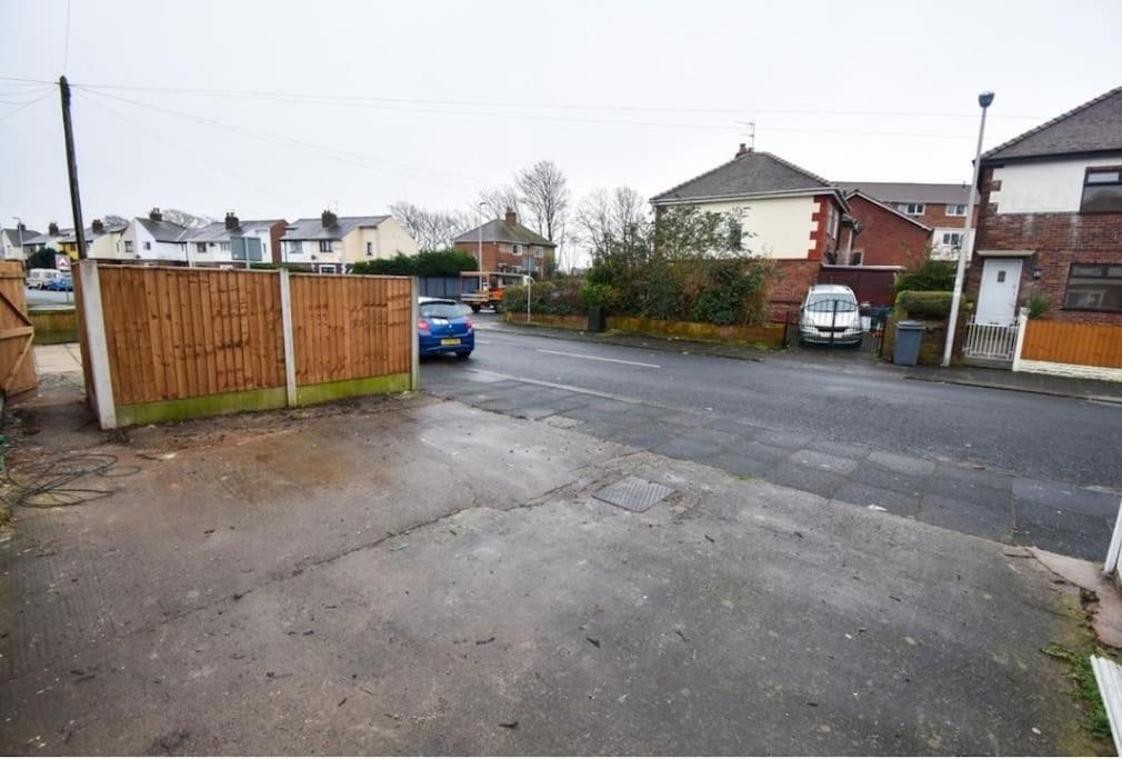 Cheerful 2-Bedroom Home With Off Street Parking Blackpool Eksteriør billede