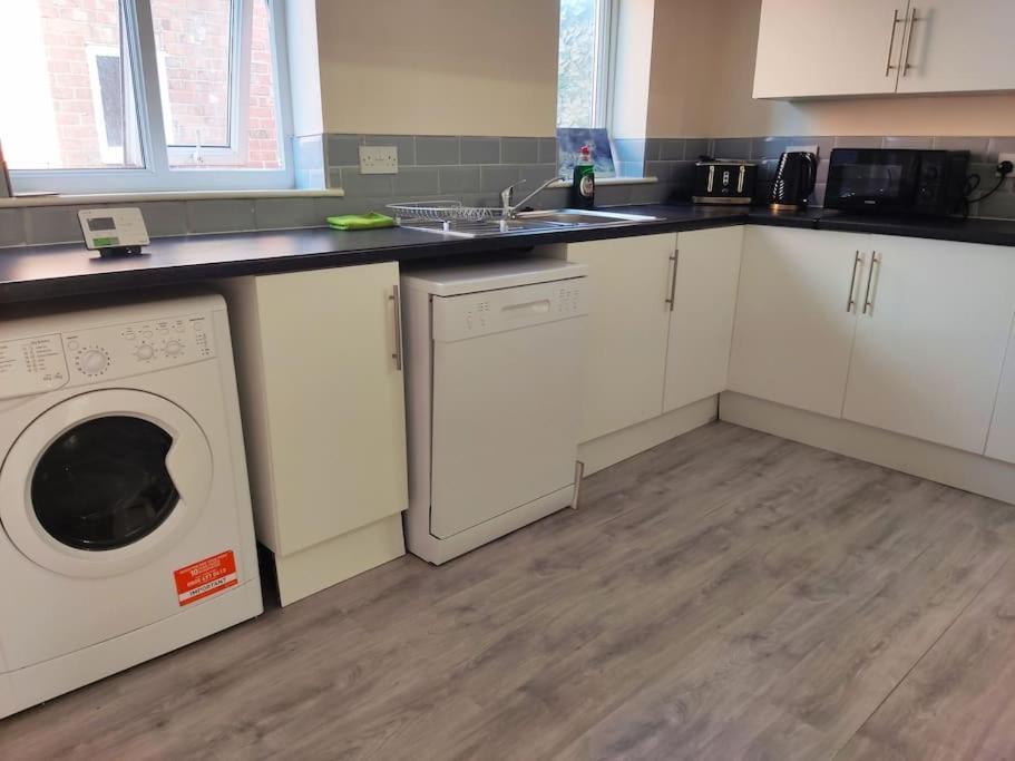 Cheerful 2-Bedroom Home With Off Street Parking Blackpool Eksteriør billede