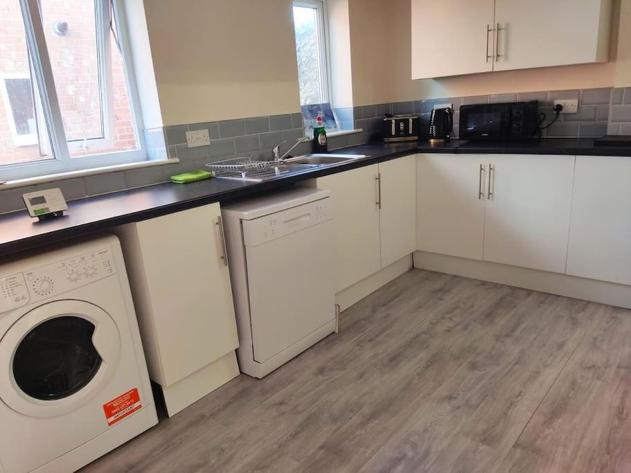 Cheerful 2-Bedroom Home With Off Street Parking Blackpool Eksteriør billede